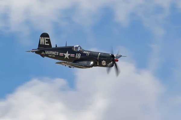 カリフォルニア州航空ショーで飛ぶ飛行機第二次世界大戦 f 4 U コルセア ヴィンテージ戦闘機 — ストック写真