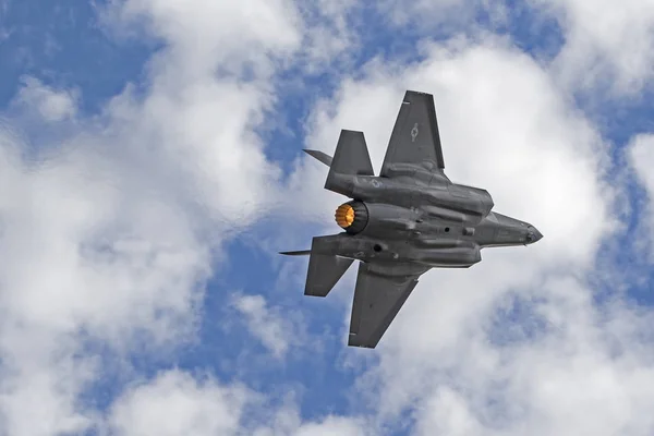 Airplane F-35 Lightning stealth jet fighter at California air show — Stock Photo, Image