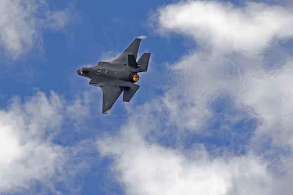 Airplane F-35 Lightning stealth jet fighter at California air show — Stock Photo, Image