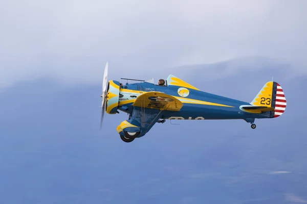 Aereo vintage WWII P-26 Peashooter in volo al salone aereo della California — Foto Stock