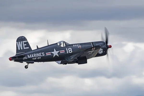 Airplane WWII F4-U Corsair vintgae fighter flying at California Air Show — Stock Photo, Image