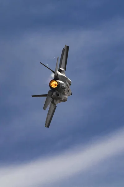 Fly F-35 Lightning stealth jet fighter på California air show – stockfoto