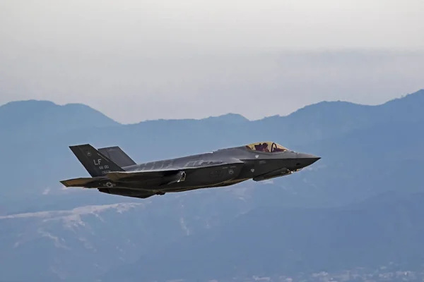 Fly F-35 Lightning stealth jet fighter på California air show – stockfoto