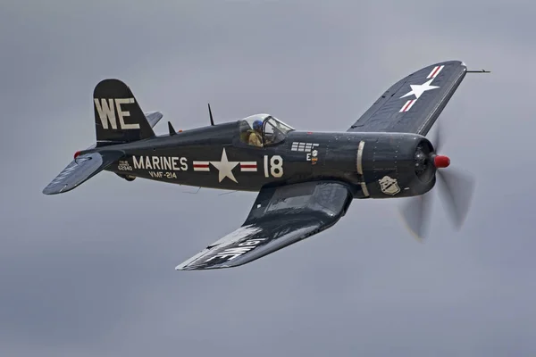 Kaliforniya hava Fuarı'nda uçan uçaklar İkinci Dünya Savaşı F4-U Corsair avcı uçağı