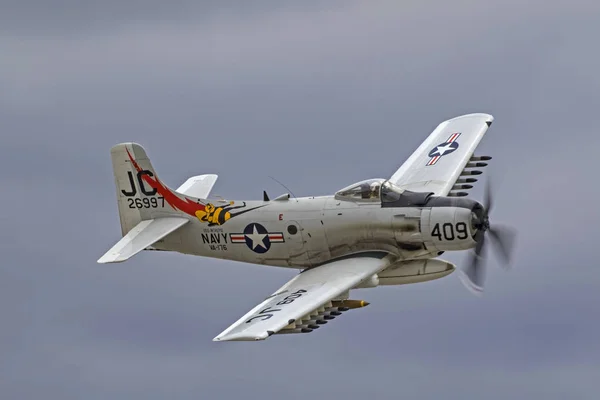 Airplane A-1 Skyraider aircraft performing at California air show — Stock Photo, Image