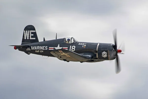 Aviões aviões de caça WWII F4-U Corsair voando no Show Aéreo da Califórnia — Fotografia de Stock