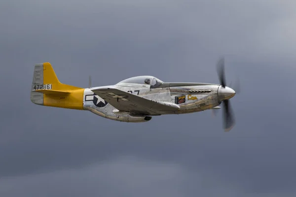 Letadla druhé světové války p-51 Mustang stíhačka letící na letecké show v Kalifornii — Stock fotografie