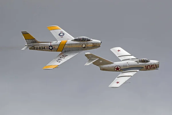 Airplanes Korean War Jet fighters flying at California Air Show — Stock Photo, Image