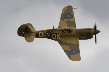 Hava gösterisi uçan uçak WWII P-40 Warhawk vintage avcı