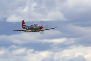 Uçan uçak WWII vintage Bell P-39 Airacobra'daki uçak 
