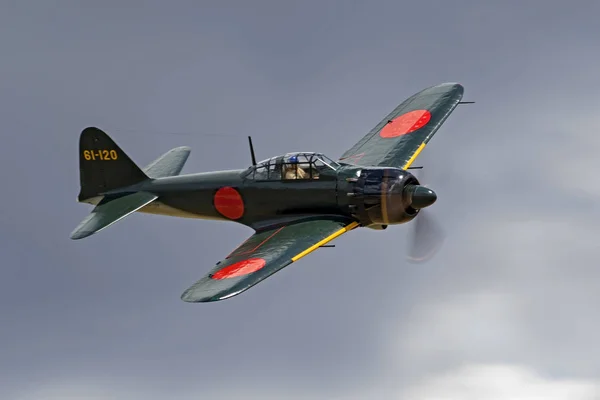 Airplanes aerial dog fight during 2017 Planes of Fame Air Show — Stock Photo, Image