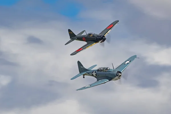 Aviões de combate aéreo de cães durante 2017 Planes of Fame Air Show — Fotografia de Stock