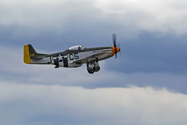 Airplane WWII P-51 Mustang vintage fighter flying at air show — Stock Photo, Image