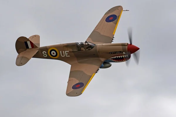 Airplane WWII P-40 Warhawk vintage fighter flying at air show — Stock Photo, Image