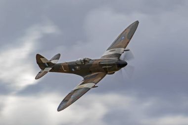 Air Show'da uçan uçak Raf İkinci Dünya Savaşı Spitfire uçağı