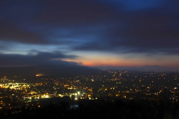 Tepenin üzerinde banliyö Los Angeles Vadisi görünümünden gündoğumu — Stok fotoğraf