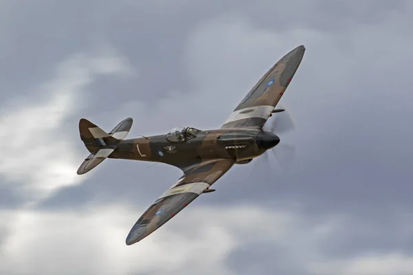 Airplane RAF WWII Spitfire aircraft flying at the air show — Stock Photo, Image