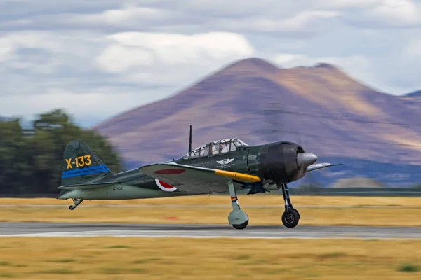 Avión WWII Japón avión de combate que vuela en espectáculo aéreo —  Fotos de Stock