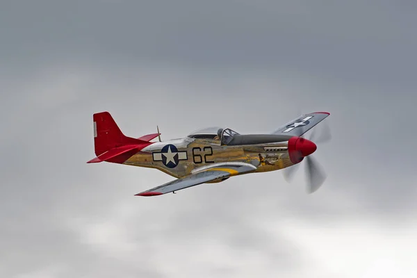 Flugzeug p-51 Mustang rotes Leitwerk wwii fighter — Stockfoto