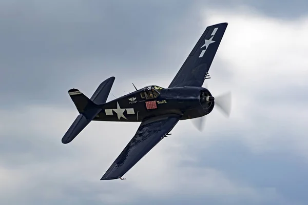 Airplane F6F Hellcat WWII dive bomber aircraft — Stock Photo, Image