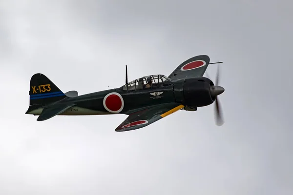 Avión WWII Japón avión de combate que vuela en espectáculo aéreo —  Fotos de Stock