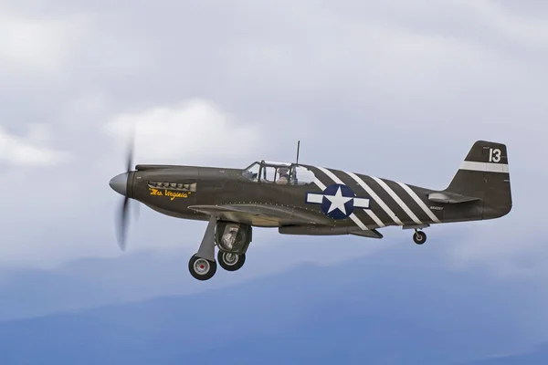 Airplane P-51 Mustang WWII fighter take-off — Stock Photo, Image