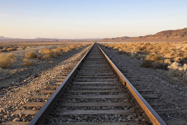 Vías férreas en Trona Pinnacles en el desierto de California —  Fotos de Stock