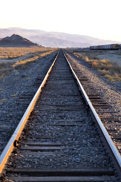 Vías férreas en Trona Pinnacles en el desierto de California —  Fotos de Stock