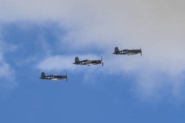 Havacılık Fuarında uçan uçak WWII F4-U Corsair avcı uçağı