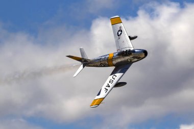 Uçak F-86 Sabre Kore Savaşı döneminde jet avcı uçağı Havacılık Fuarında uçan