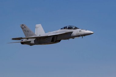 Uçak F-18 Hornet jet avcı uçağı air Show'da uçuş 