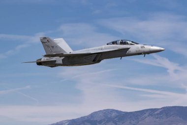 Uçak F-18 Hornet jet avcı uçağı air Show'da uçuş 