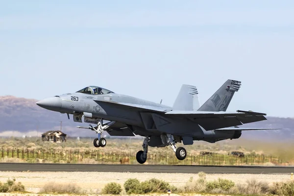 Uçak F-18 Hornet jet avcı uçağı air Show'da uçuş 