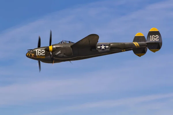 Samolot myśliwski II wojny światowej P-38 Lightning samolot leci na airshow — Zdjęcie stockowe