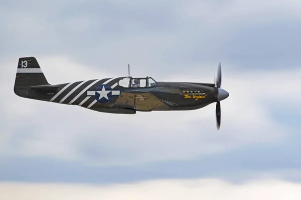 Airplane WWII P-51 Mustang fighter aircraft flying at the airshow — Stock Photo, Image