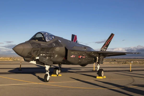 Avião F-35 Caça furtiva relâmpago no show aéreo — Fotografia de Stock