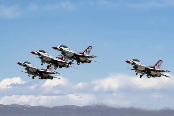 Avião US Thunderbirds F-16 caças a jato voando no show aéreo — Fotografia de Stock