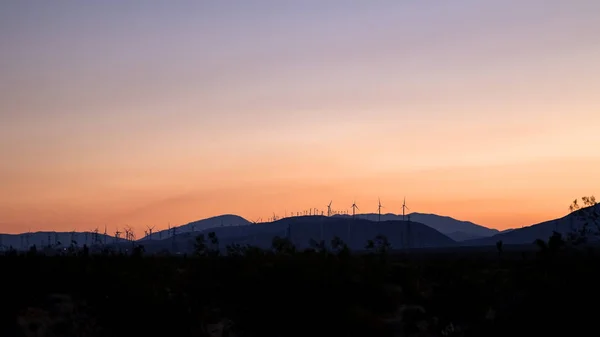 Gün batımı çöl manzara rüzgar değirmenleri ile — Stok fotoğraf