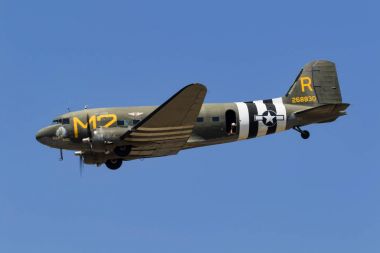 Uçak C-53 Skytrooper uçak Havacılık Fuarında uçan