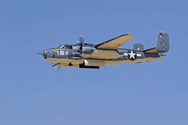 Vliegtuig Pbj B-25 Mitchell Wwii bommenwerper flyng op airshow — Stockfoto