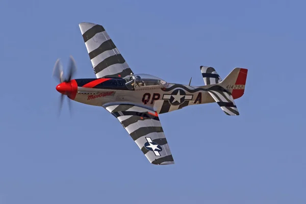 Letadla druhé světové války p-51 Mustang stíhací letoun letící na airshow — Stock fotografie