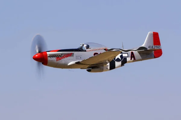 Airplane P-51 Mustang WWII fighter aircraft flying at airshow — Stock Photo, Image