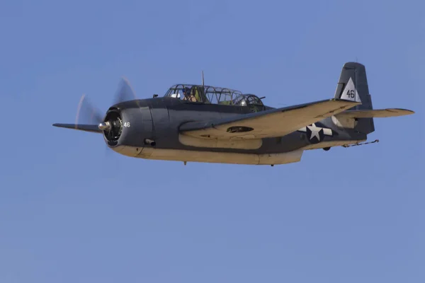 Airplane WWII TBM Avenger flying at airshow outside Los Angeles — Stock Photo, Image