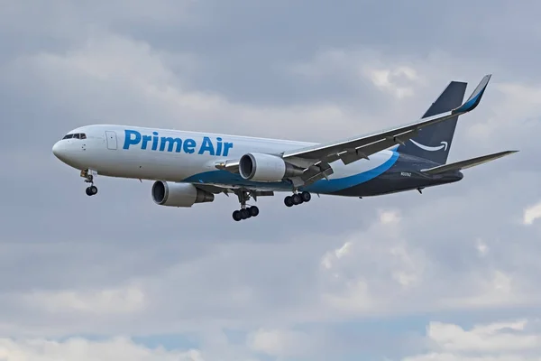 Havaalanına iniş uçak Amazon Prime hava 767 kargo jet