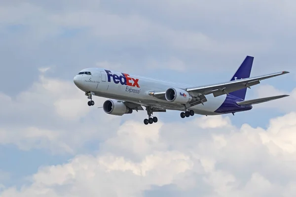 Repülőgép Fedex rakomány jet leszállás a repülőtéren — Stock Fotó