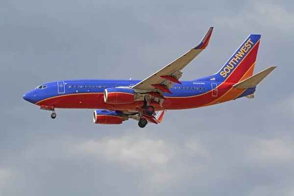 Літак Southwest Boeing 737 реактивний літак приземлився в міжнародного аеропорту Онтаріо — стокове фото