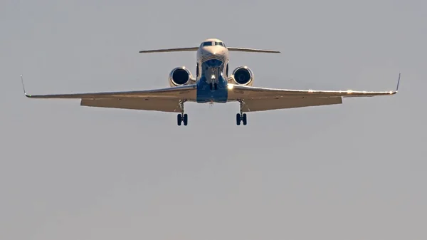 Airplane jet, lądowania na lotnisku — Zdjęcie stockowe