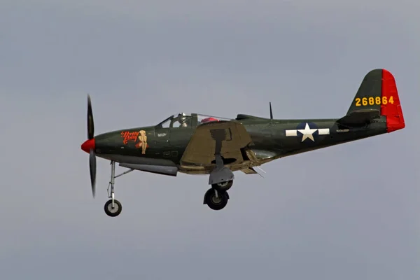 Airplane P-63 King Cobra WWII fighter aircraft landing at air show — Stock Photo, Image