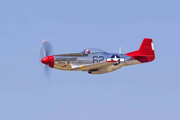 Avião WWII P-51 Caça Mustang voando no show aéreo — Fotografia de Stock