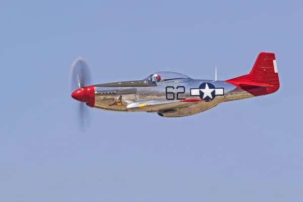 Airplane WWII P-51 Mustang fighter flying at the airshow — Stock Photo, Image